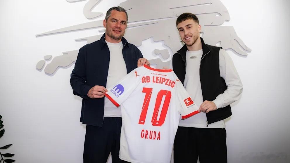 莱比锡从布莱顿租借德国U21国脚格鲁达到本赛季结束，没有买断条款。莱比锡2024