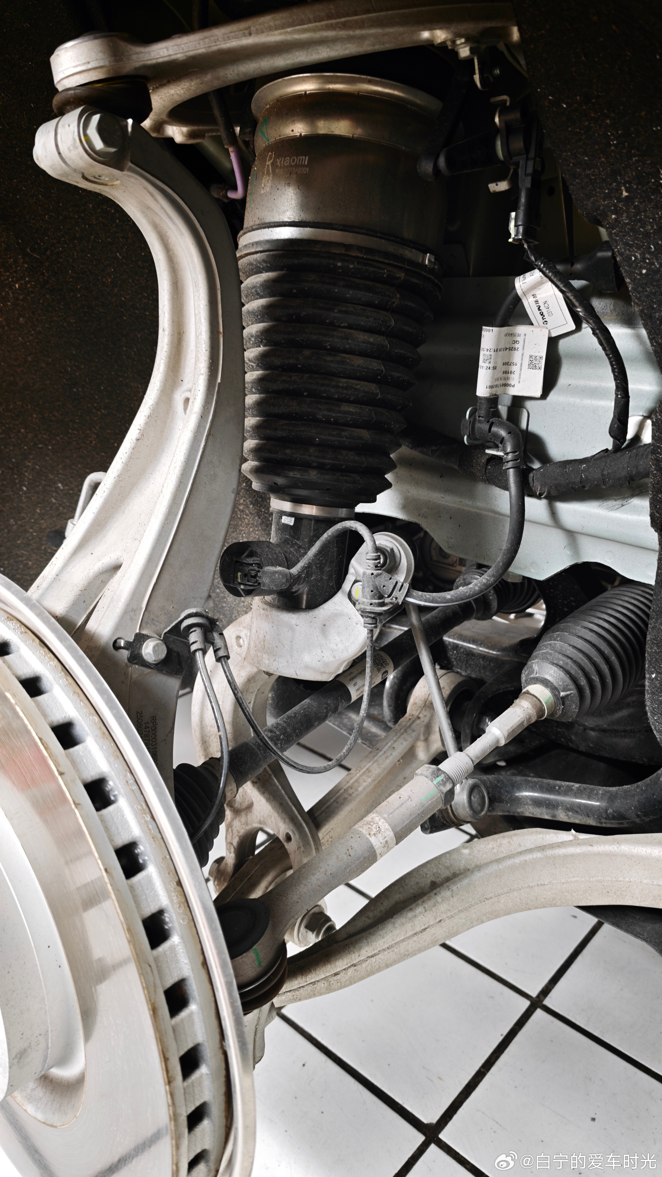 在西班牙的时候就接到短信白宁的小米yu7右前轮提示胎压偏低。今天在家打了气到来检