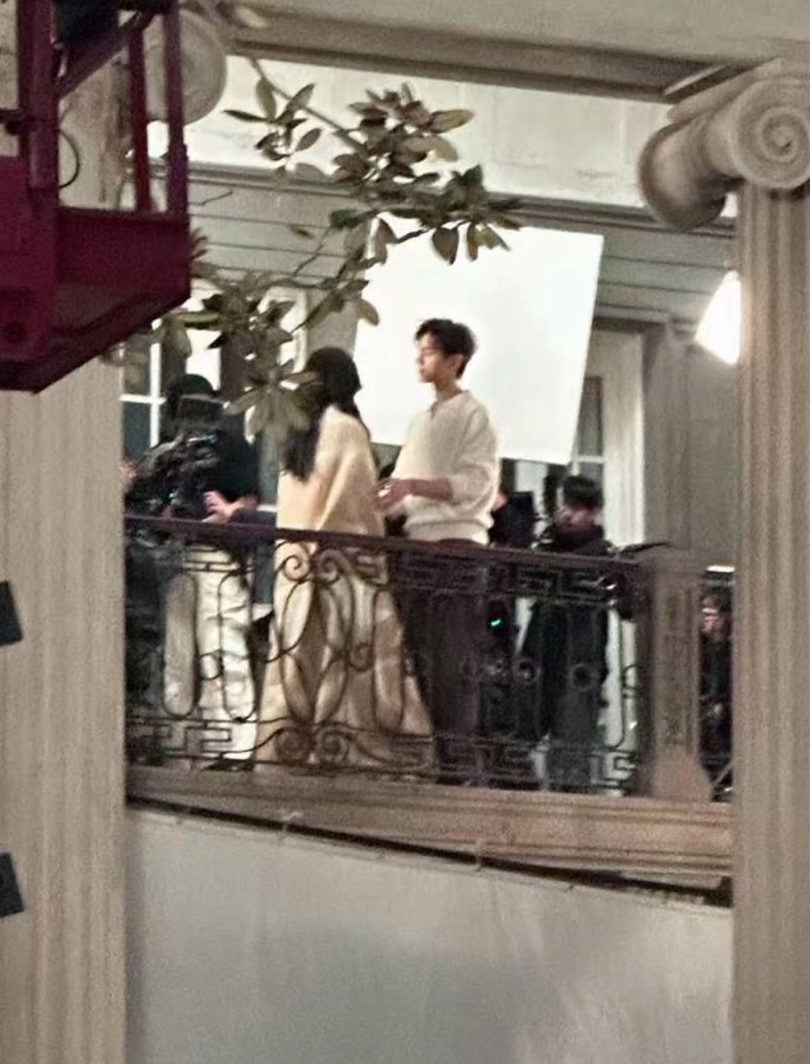 李现和张婧仪合作拍摄，看起来像是卡地亚广告？或者别的啥？有点期待了。 