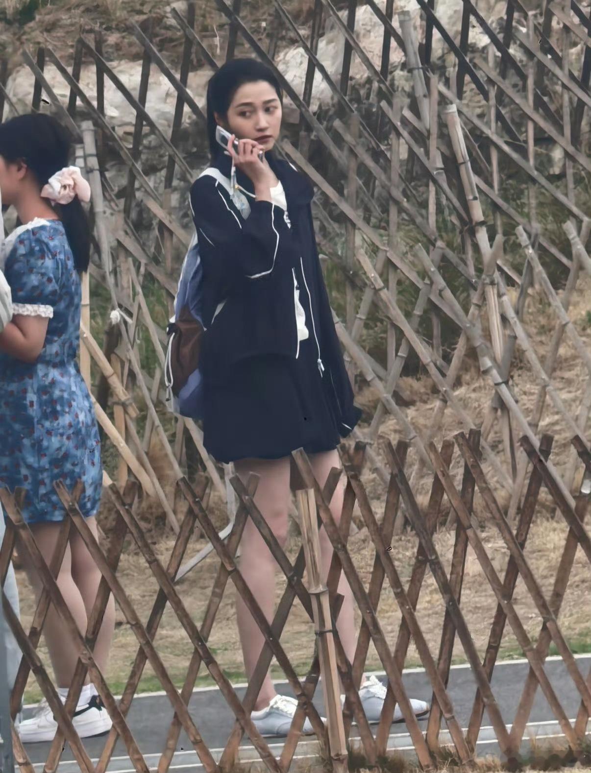 路人对着关晓彤喊鹿晗何意味啊逮着女方薅了吗