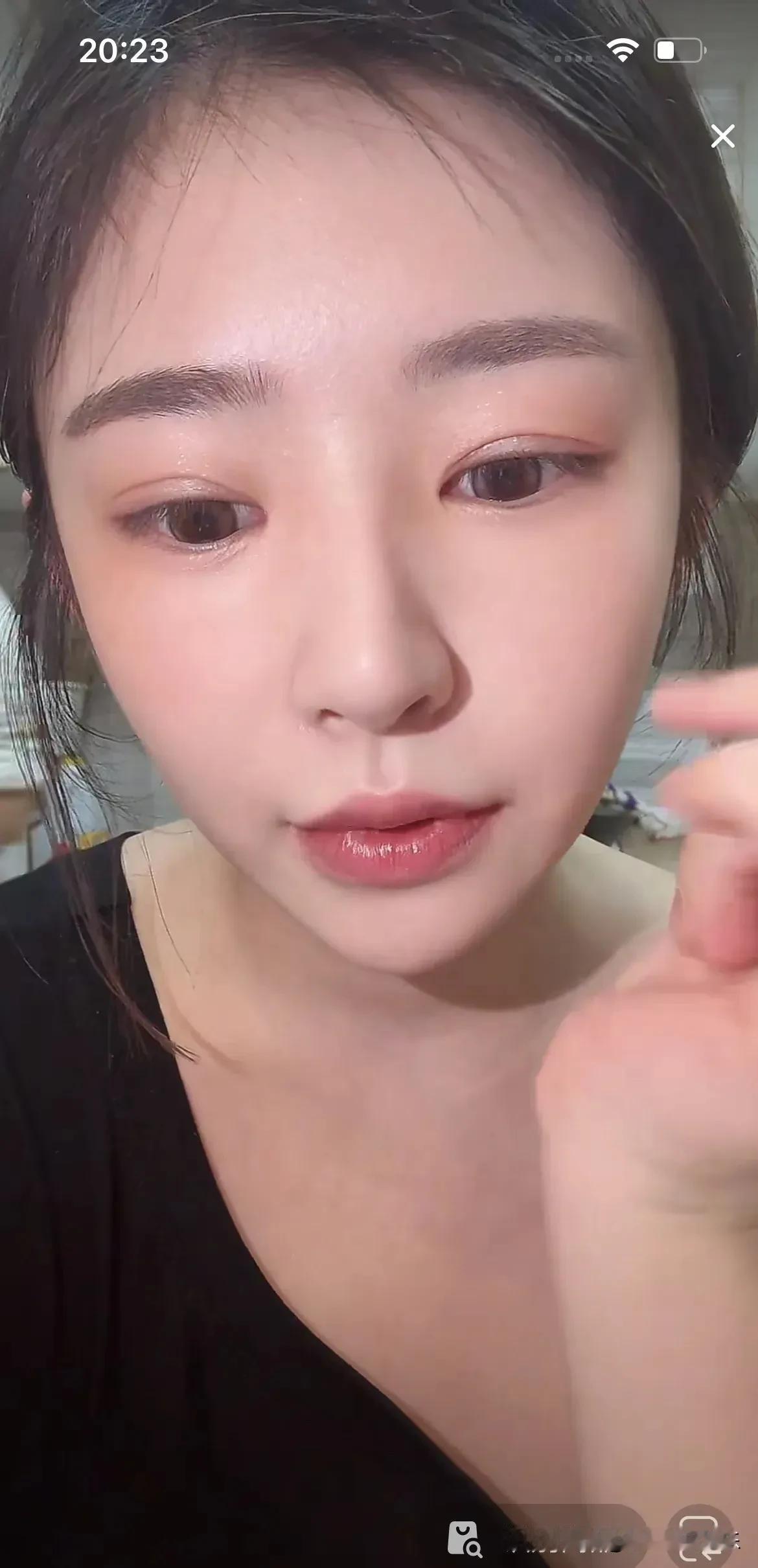 黄一鸣回应网友担心闪闪成为第二个小龙女，黄一鸣说那是小龙女的妈妈心态崩了。

小