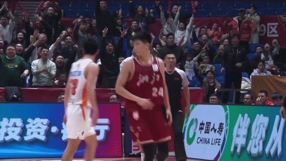 随着这记三分投进，18岁小将李悦洲救了丁团长的帅位，毕竟下课了可没有cba咪咕解