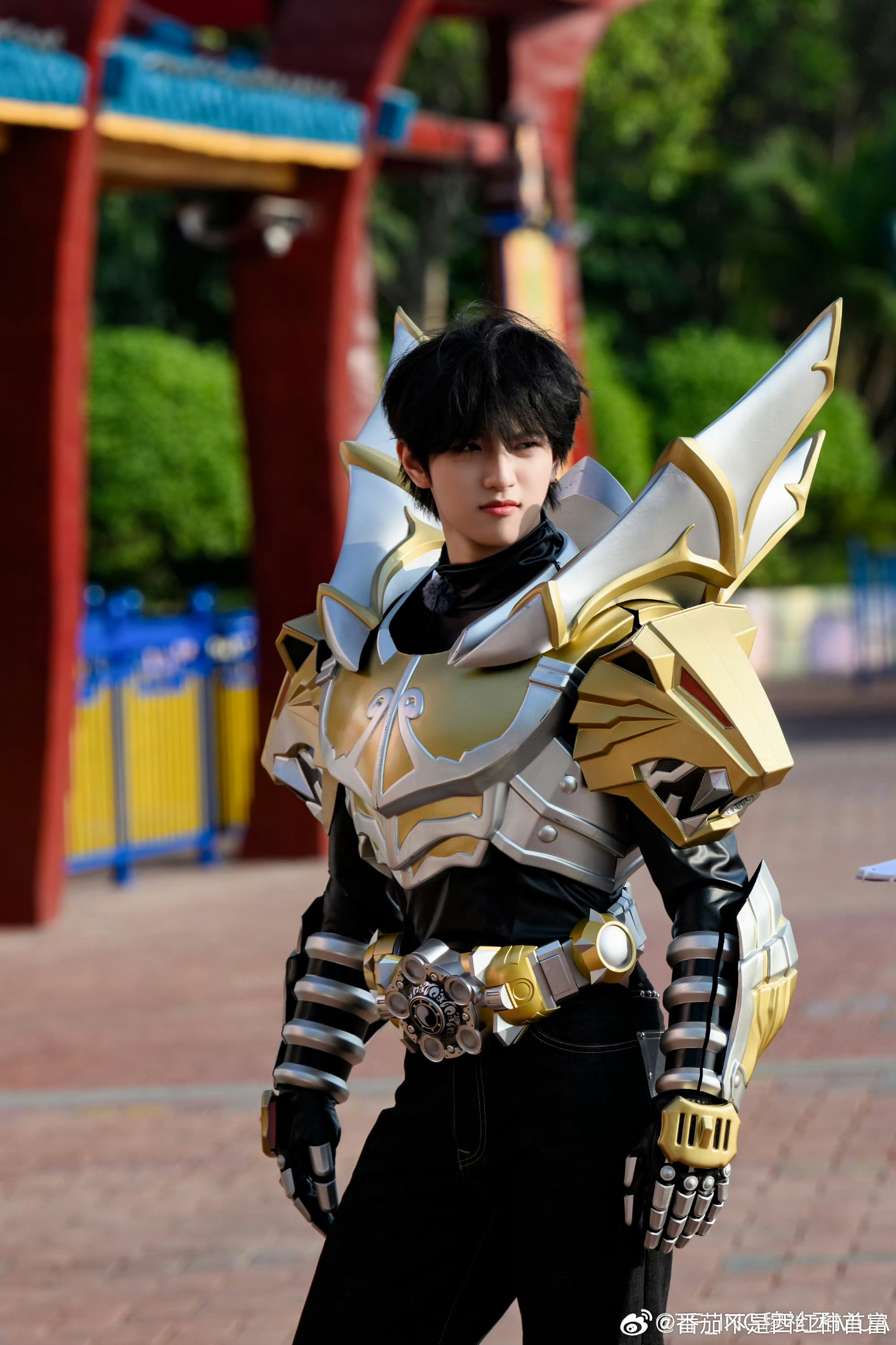 穆祉丞完全中二少年来的吧，一穿上铠甲就当自己是角色本身了，还提前跟大家说所做动作