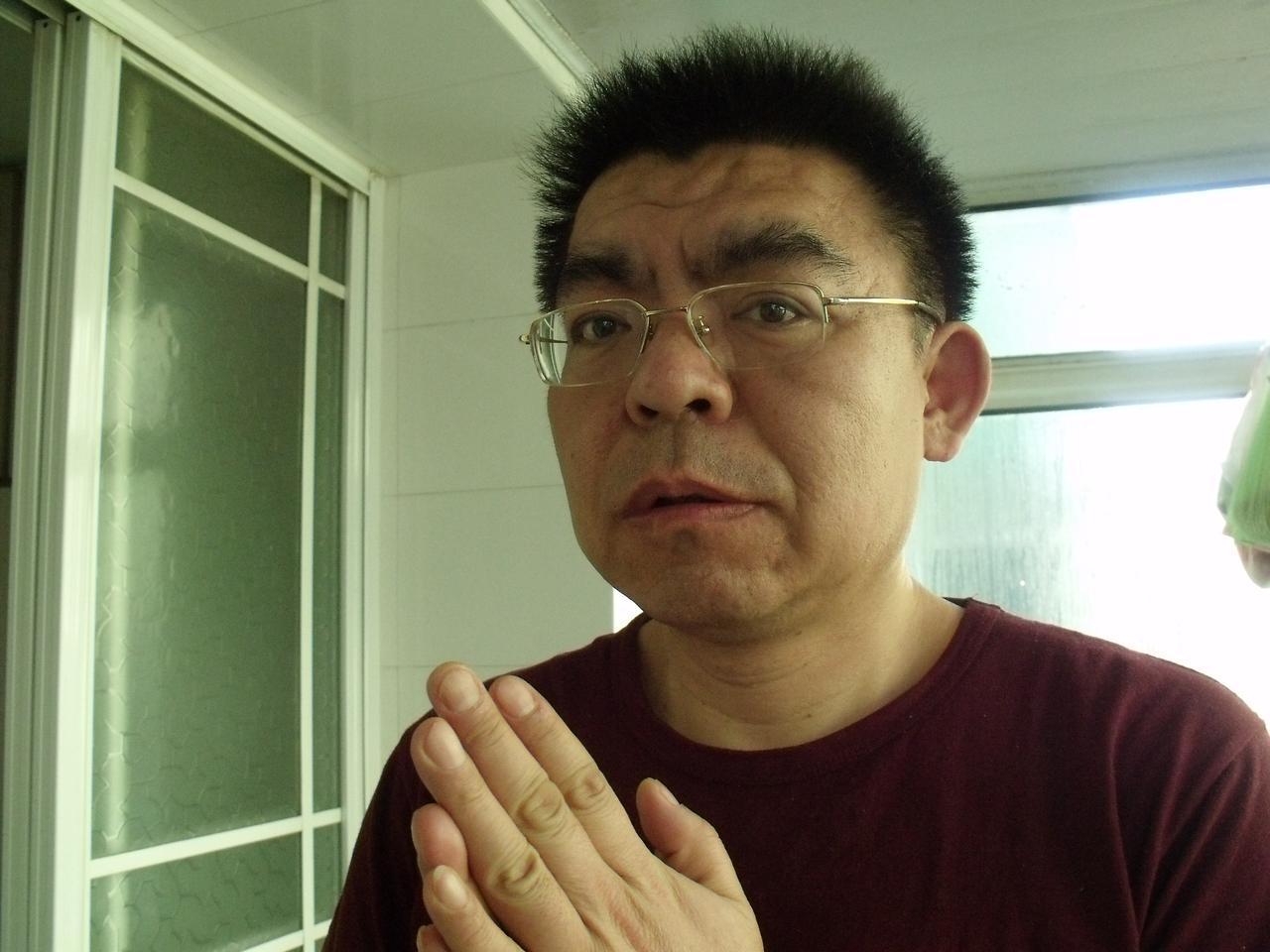 😲午后阳光斜切玻璃窗，照得人发愣。生活像杯凉白开，平淡里藏着回甘。