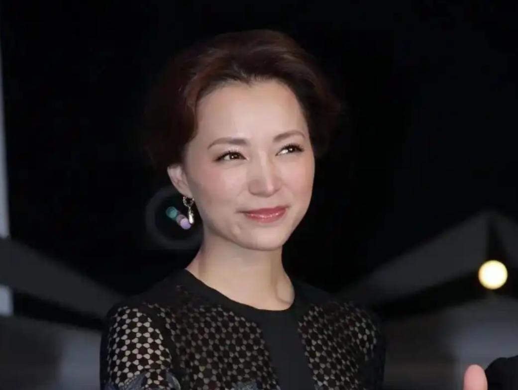 密春雷百亿帝国轰然倒塌，董卿却在大年初二亲手下厨，给80岁父母和13岁儿子包饺子