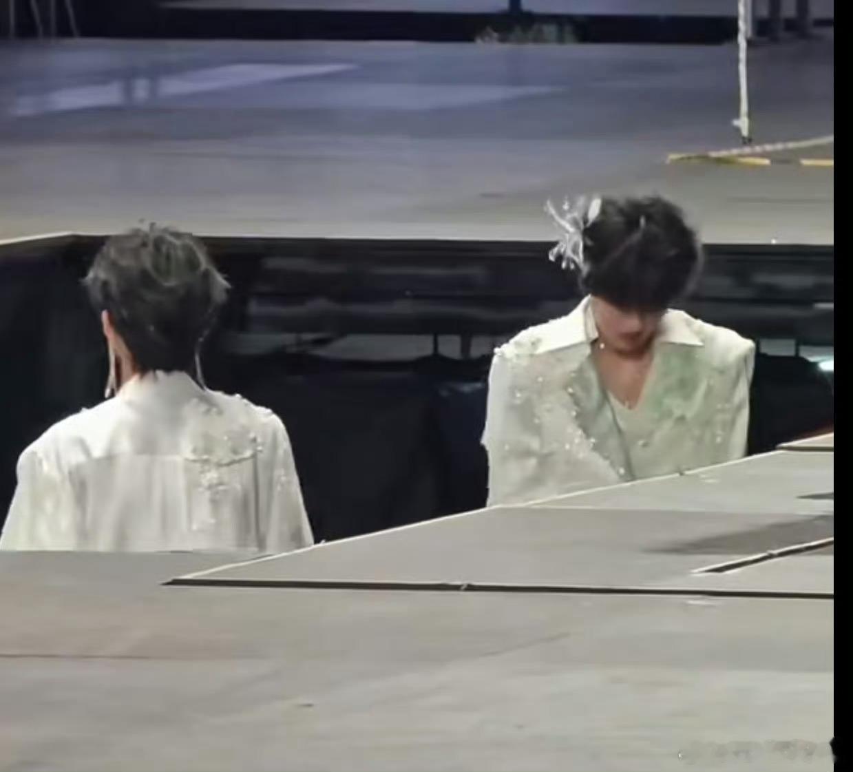 左奇函 身体状况又下雨又热的天气真的很容易生病。。公司上点心吧……人家还是个小孩