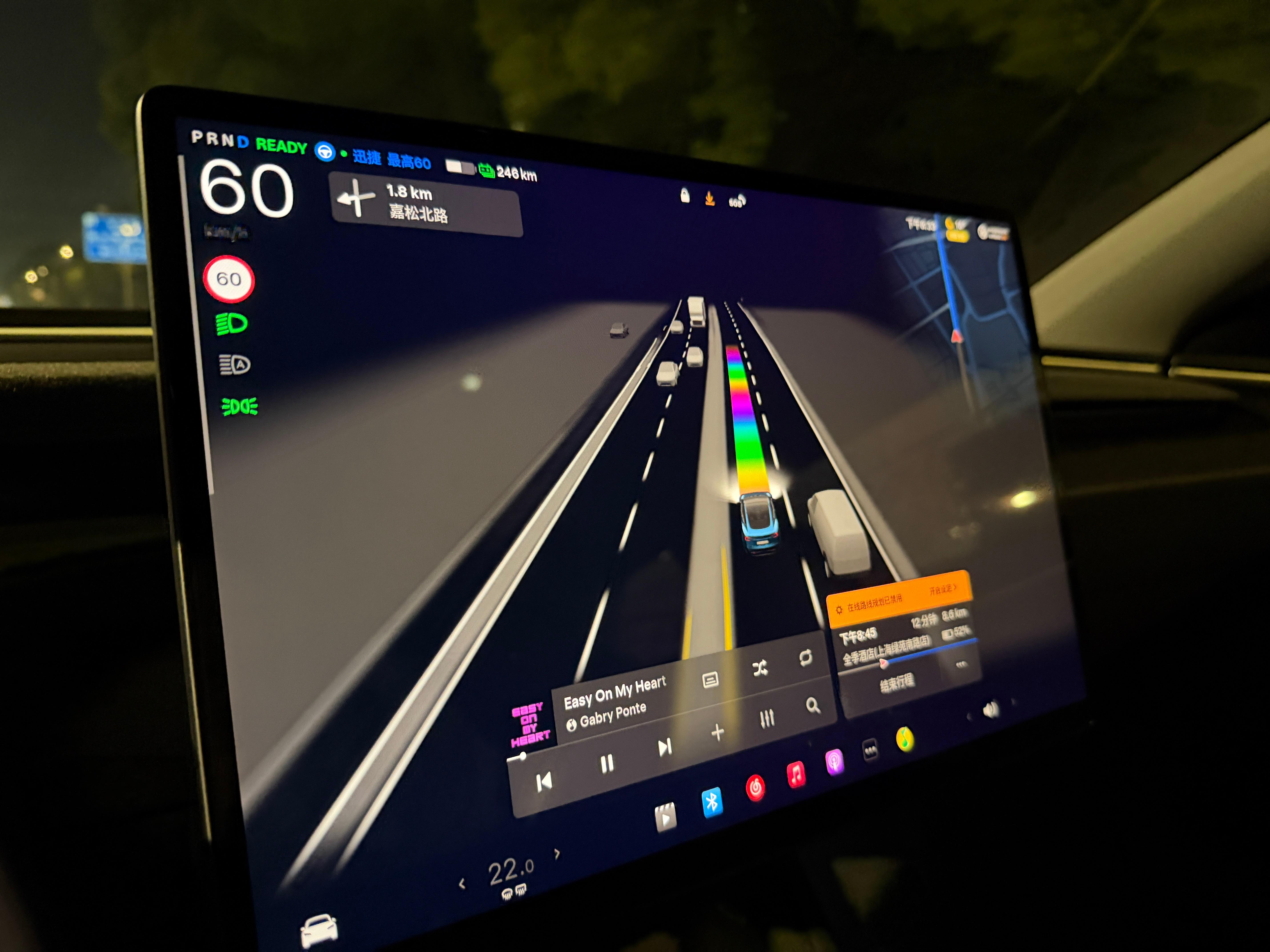 体验了一下特斯拉最新的FSD驾驶风格挺激进 红绿灯路口起步也不拖沓路口还会礼让行