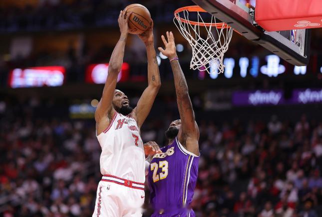 NBA常规赛，火箭主场116-124再负湖人。赛后杜兰特谈到詹姆斯的表现，他说：