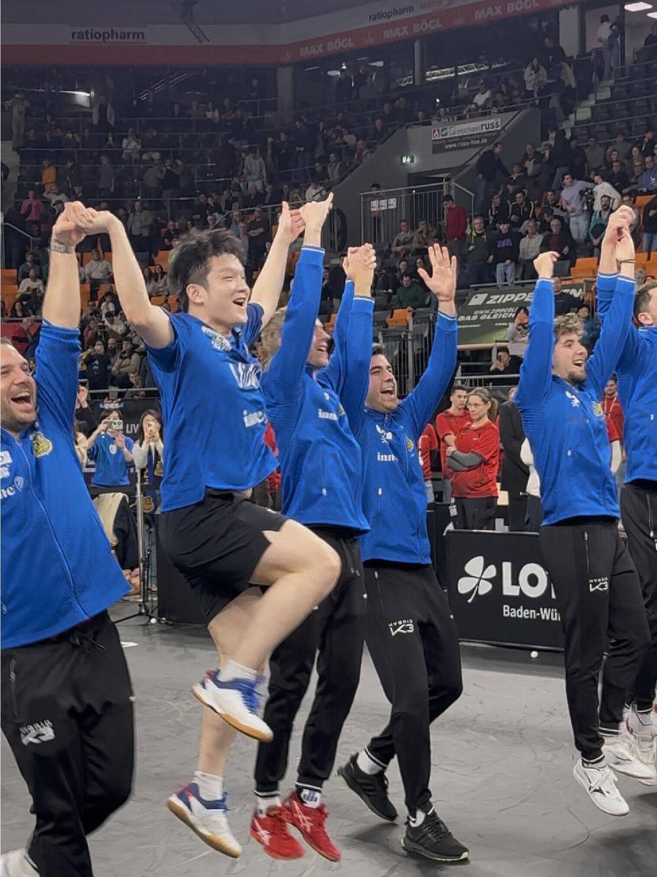 樊振东离家万里，开心也是成倍！
胖是这群人里最厚的一个，所谓的中国之壁！
东哥的