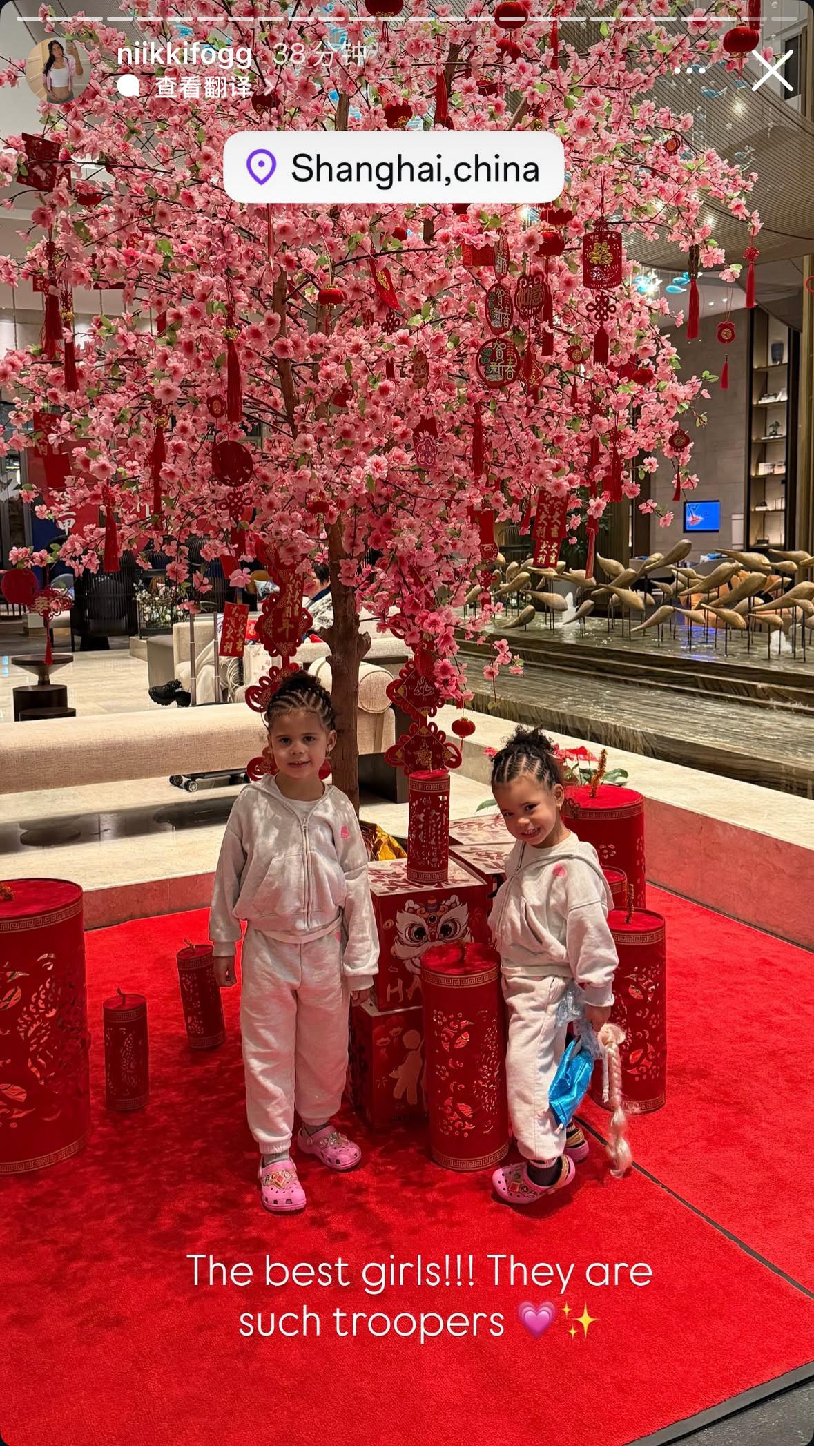 弗格一家人深夜抵达上海🛬上海久事大鲨鱼