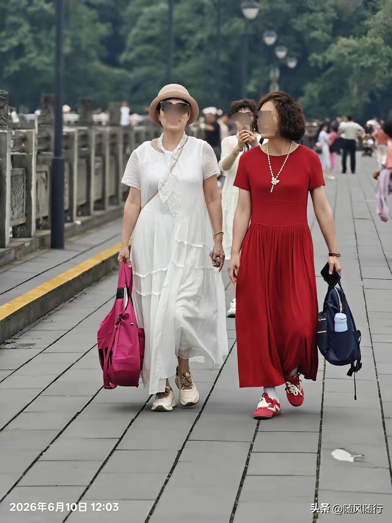 很多人对大妈连衣裙搭配旅游鞋的穿法很是费解，其实大妈这么穿是有原因的。
诚然，谁