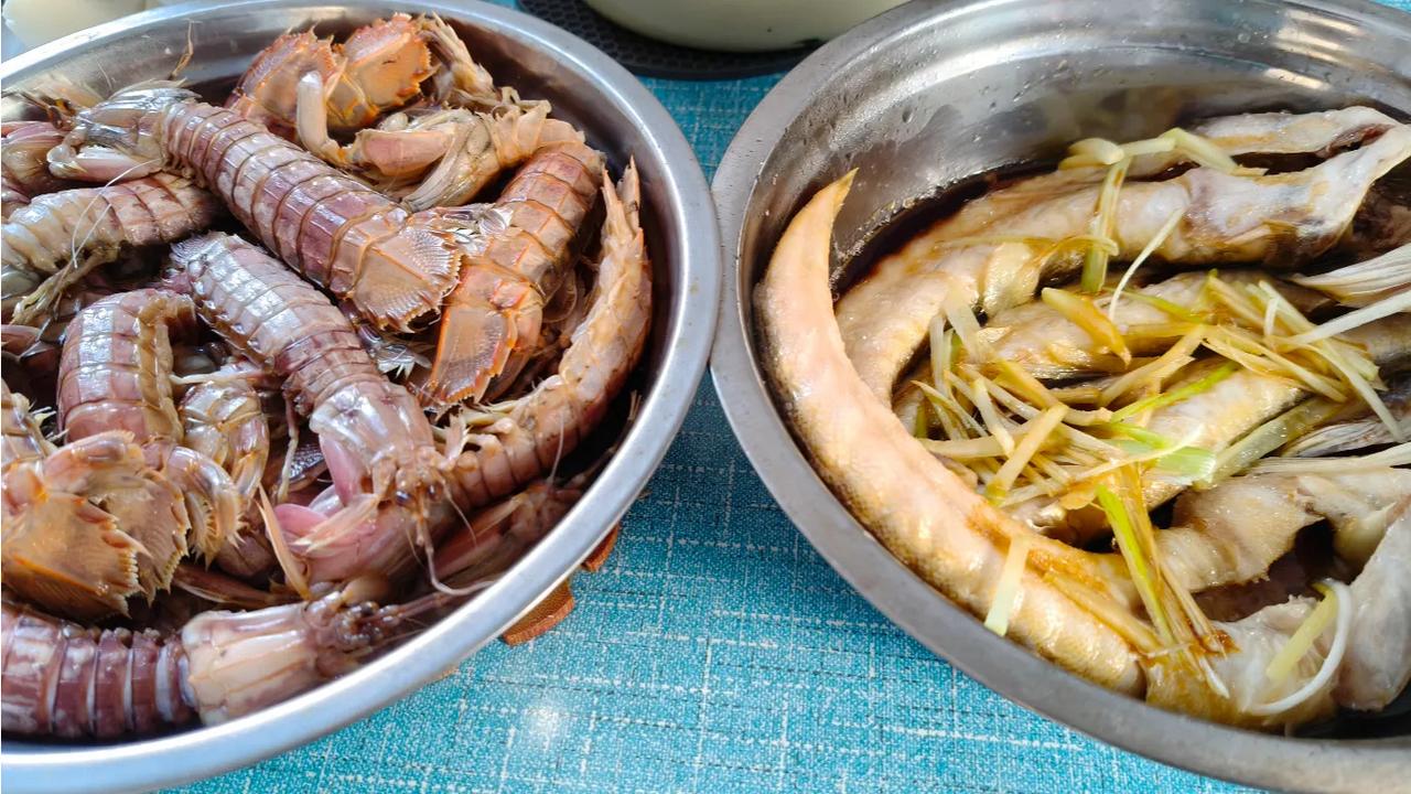 秋日海边生活，自然是各种海鲜放在第一位，蒸蒸日上，这个烹饪方式挺好的