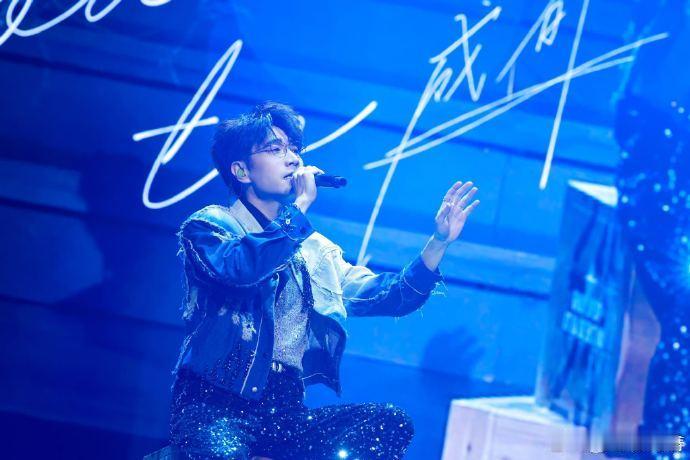 王铮亮不语只是一味的巡演王铮亮的广州演唱会终于来临，期待他给我们带来一个难忘的夜