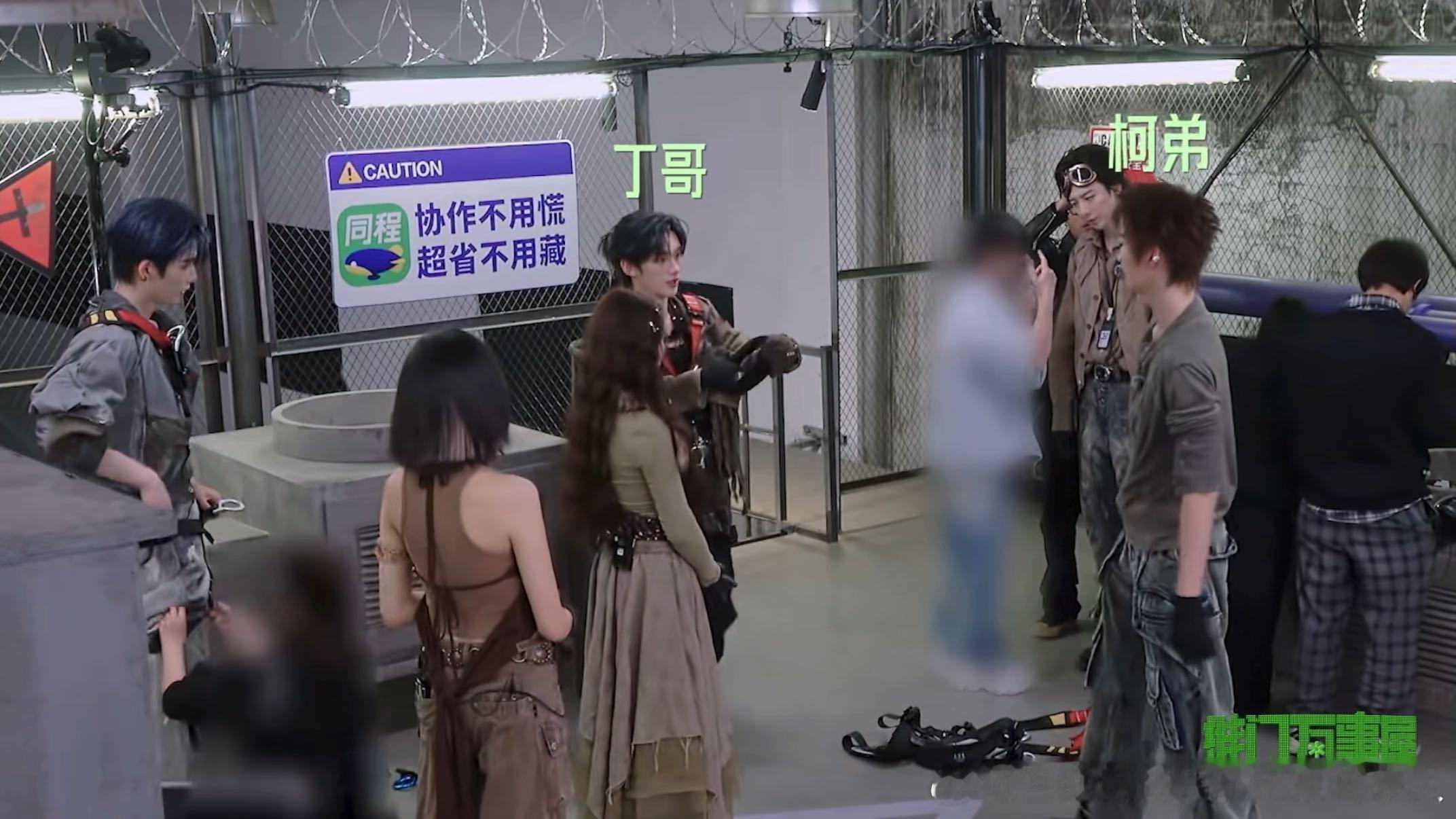 丁程鑫叫周柯宇弟弟张凌赫帮丁程鑫戴面罩丁程鑫摸张凌赫腹肌的表情 这一声弟弟叫得我