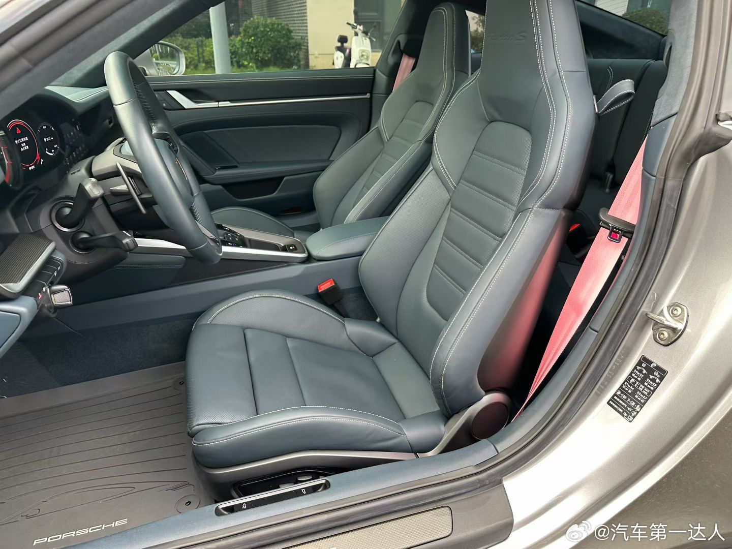 保时捷992 Turbo S，23年上牌，5千公里，GT银 石墨蓝内饰（哑灰缝线