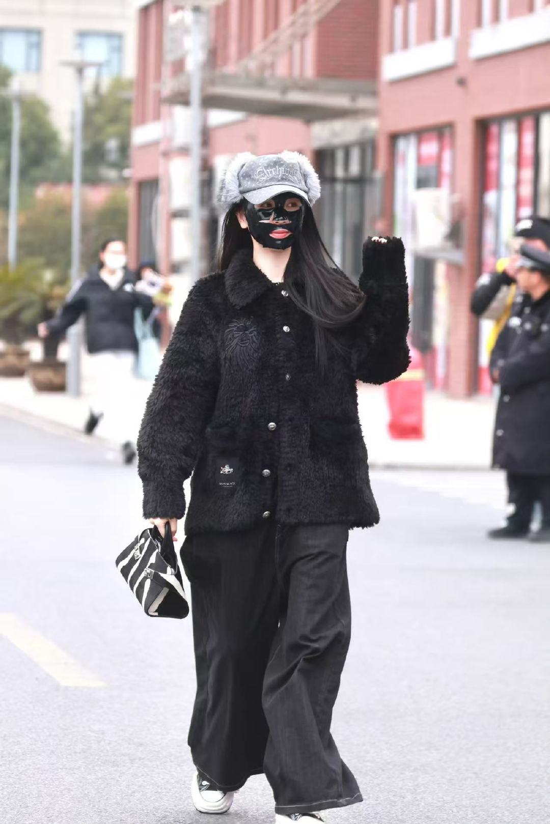 虞书欣黑色小熊敷面膜上班虞书欣考拉塑 虞书欣考拉塑，虞书欣黑色小熊敷面膜上班，谁