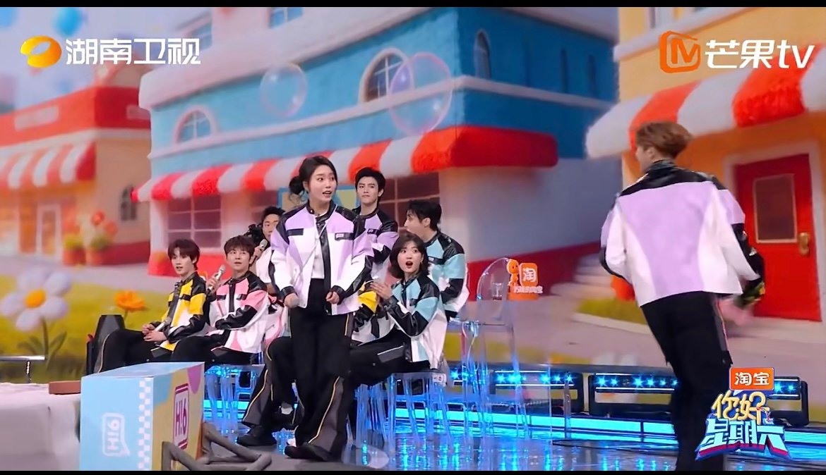 王嘉尔这一跳给李雪琴吊成翘嘴 王嘉尔帅气起跳抢花，转身就递到李雪琴手中，雪琴直接