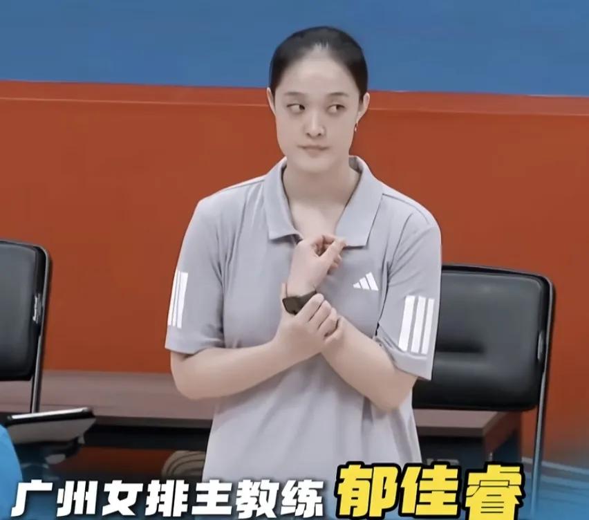 曾经的女排运动员，
现在也是走出来不同的道路，
有的还在赛场上比拼，
比如龚翔宇