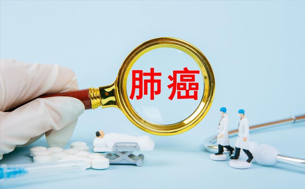 一天咳3杯痰，以为是肺炎，没想到是晚期肺癌
病床上一个病人，45岁，女性，咳嗽咳