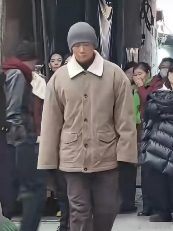 这还是白敬亭嘛，我们小白就这么水灵灵变成灰敬亭了