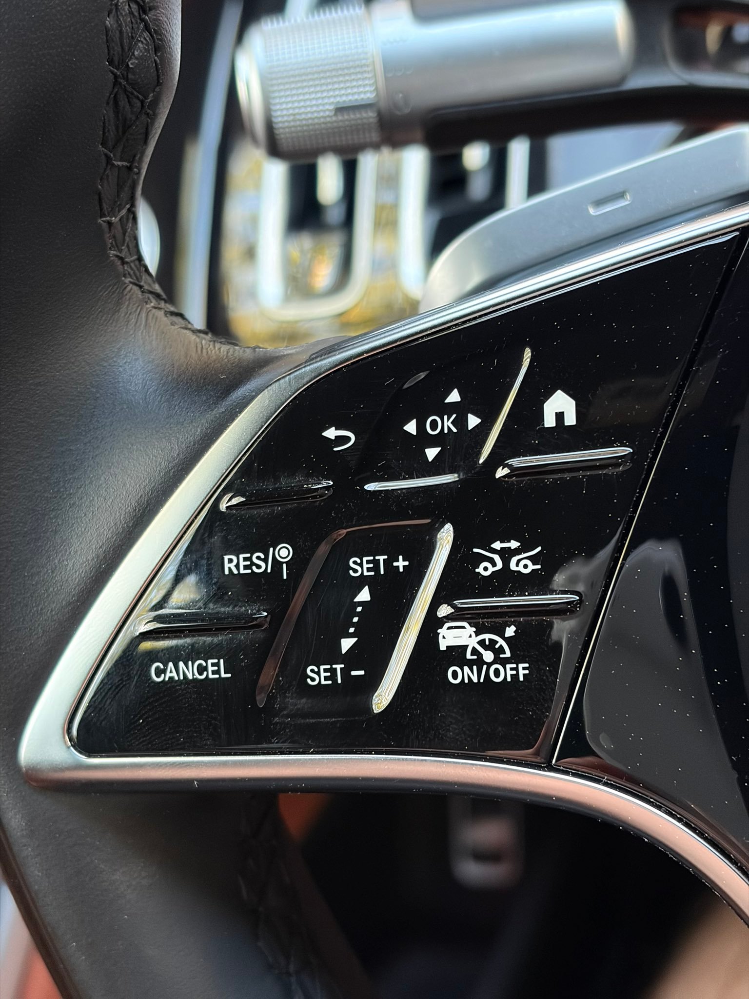 光看图片，你们更喜欢哪种方向盘按键设计？ 