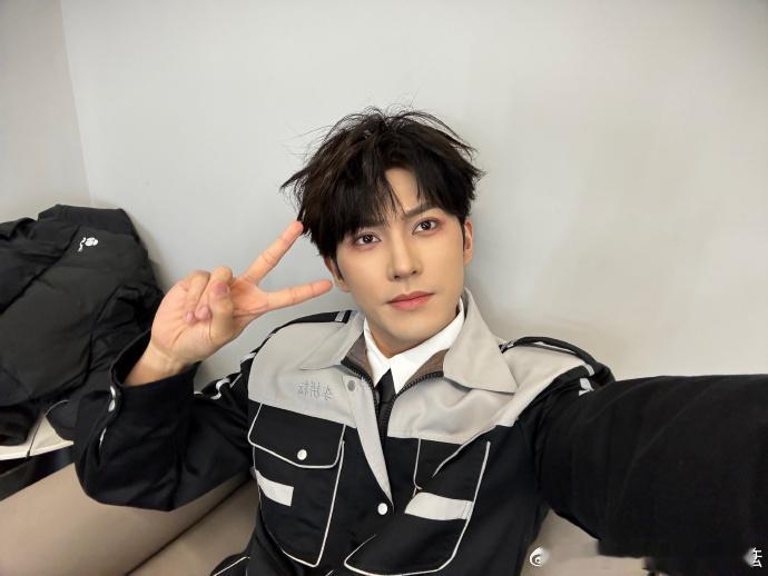 李耕耘无敌剪刀手自拍  李耕耘晒和蒋敦豪赵一博自拍照 看李耕耘在自拍中对剪刀手的