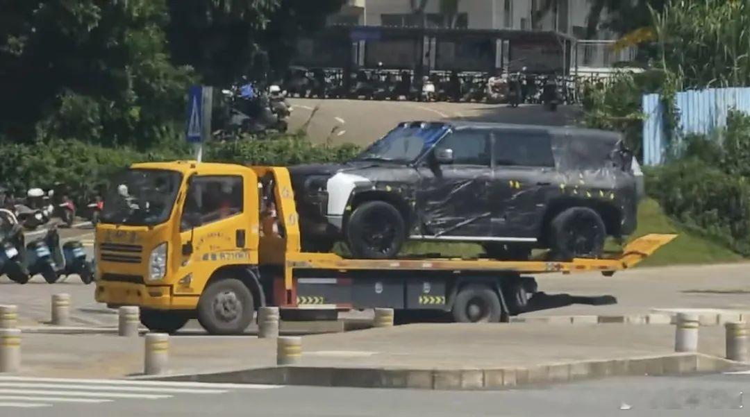 #懂车之道讯# 近日，懂车之道获悉，社交媒体平台上曝光了一组仰望U8加长版伪装实