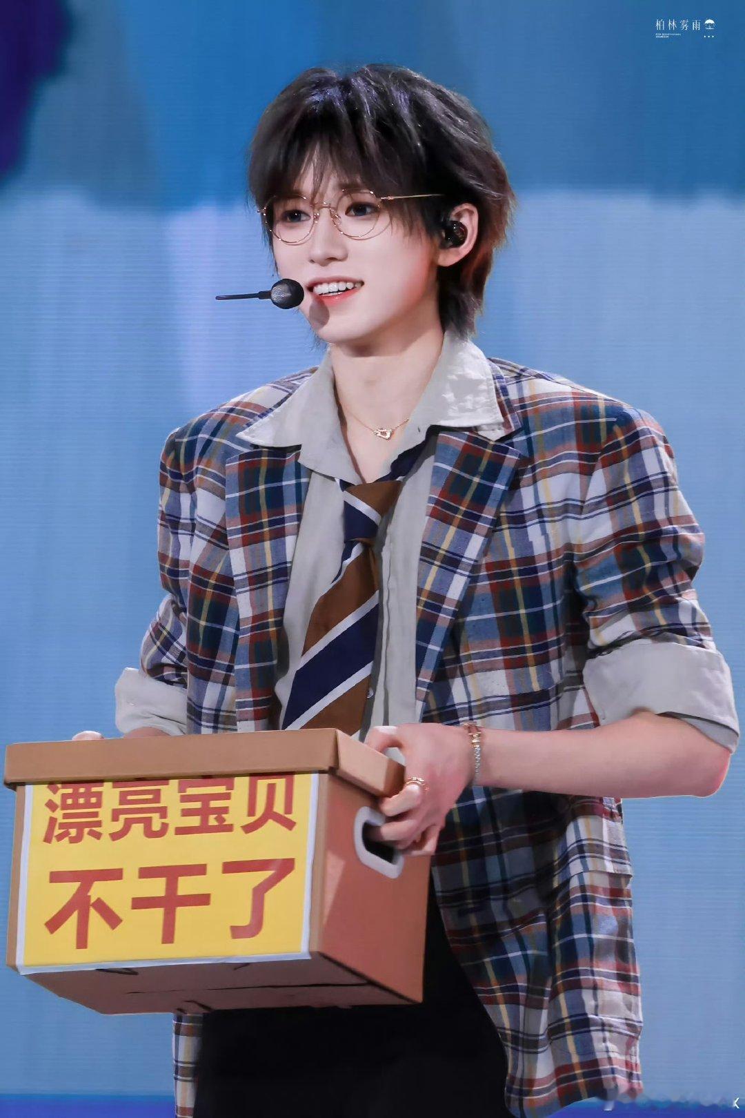 镜头拉近宋亚轩这一瞬间宋亚轩这个距离有点暧昧了镜头拉近宋亚轩这一瞬间，看的人心脏