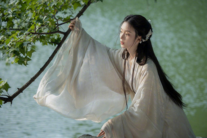 陈瑶生日这套古风写真好美丽，妆造好漂亮。她也算是天选古人了。 ​​​