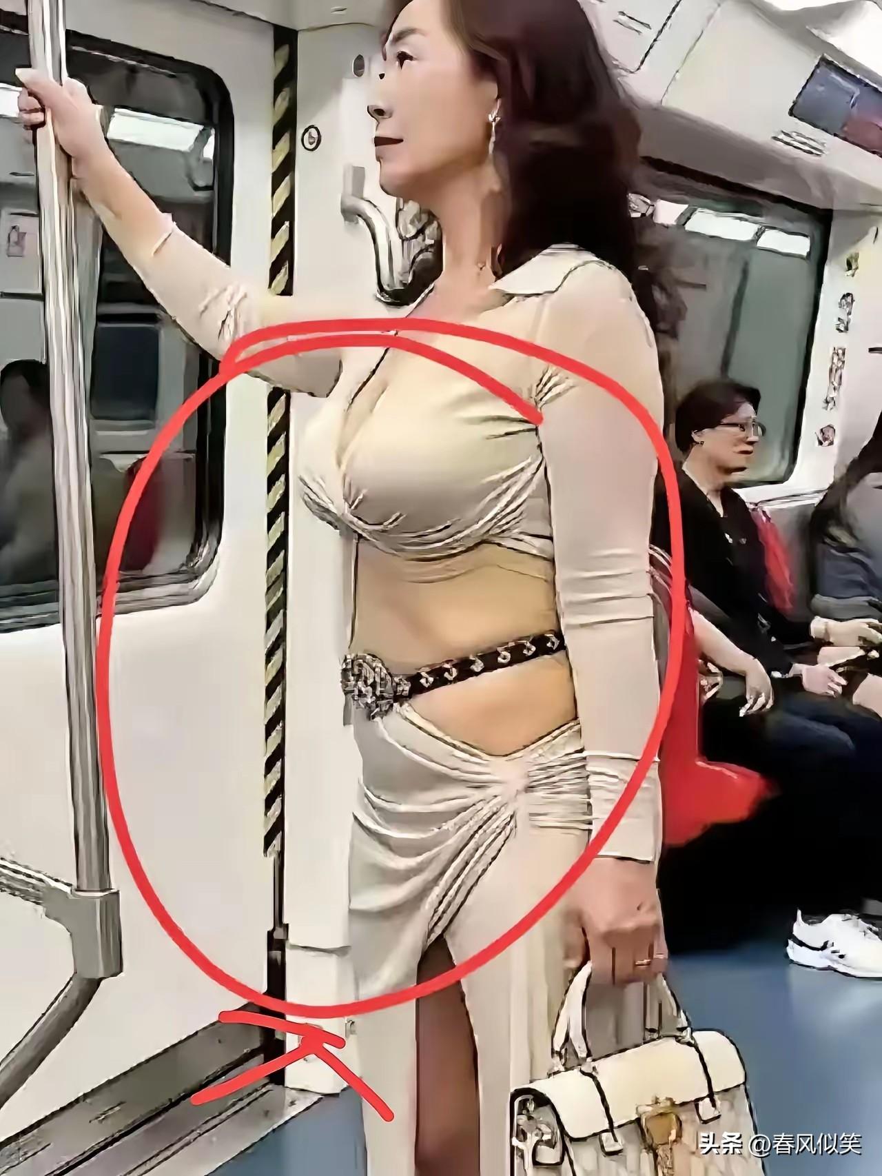 大姐，您这是把女儿的衣服穿出来了?
年轻的时候被“封建”了，年老了任性一点、豪放