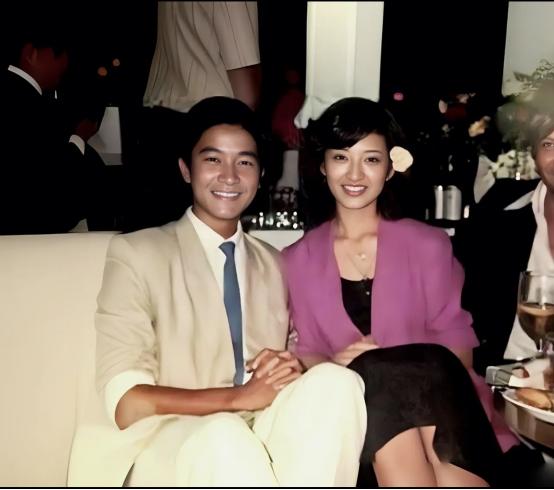 1980年，陈百强见到了自己的偶像山囗百惠，山囗百惠要求陈百强在他面前唱昨夜梦见