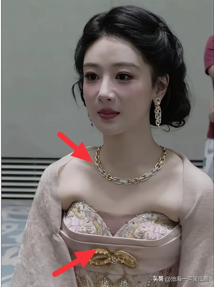 这穿搭也没谁了，
杨紫的服装设计师是闹情绪了吗。

照片中她盘着发髻，穿着粉色刺
