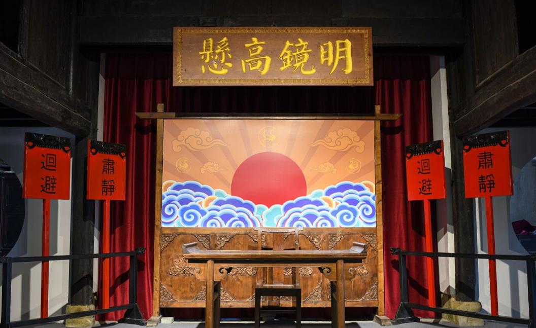 衙门大堂威严肃穆，一般悬挂的楹联，内容不是公正廉明，就是执法如山一类的。
然而陕