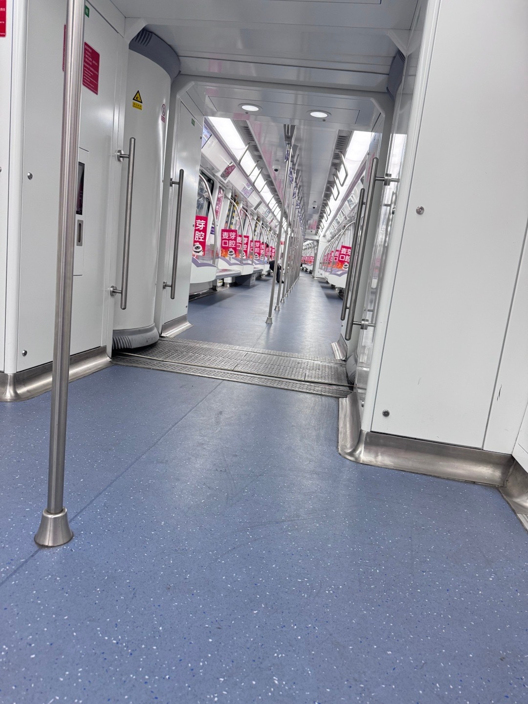 你那有过年的气氛吗晚上10点多，嫂子把我送到地铁站口，塞给我一大袋子的过年年货，