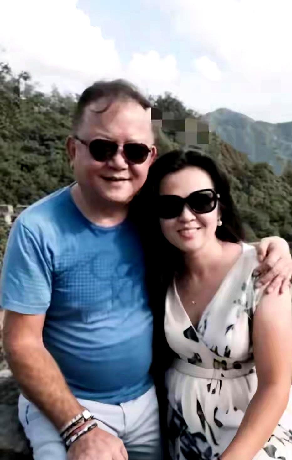 王刚和张铁林现身天桥，穿兄弟装同框，精神头不错。大家这才发现，“和珅”这些年是真