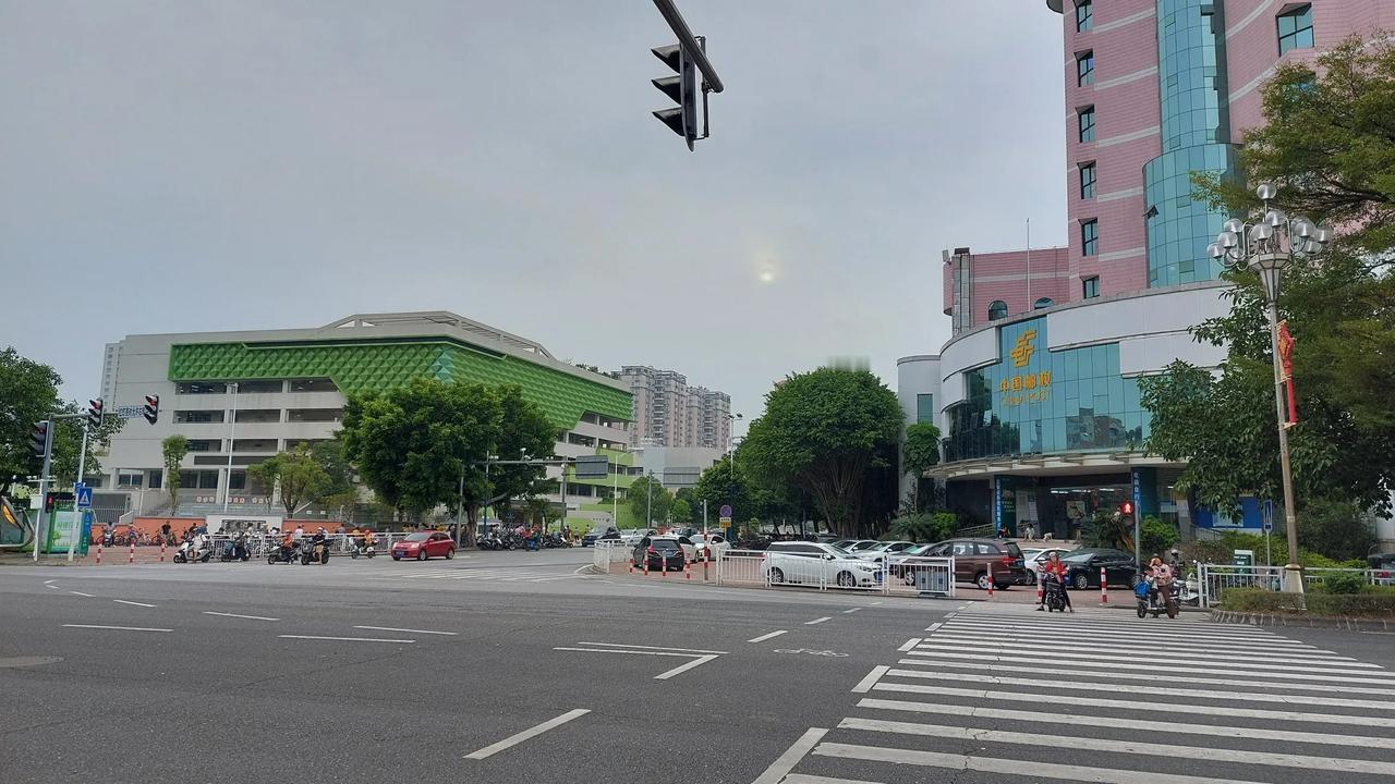 中国邮政算是央企吗？那邮政快递员的收入是不是比那些美团外卖小哥高呢？经常见到邮政