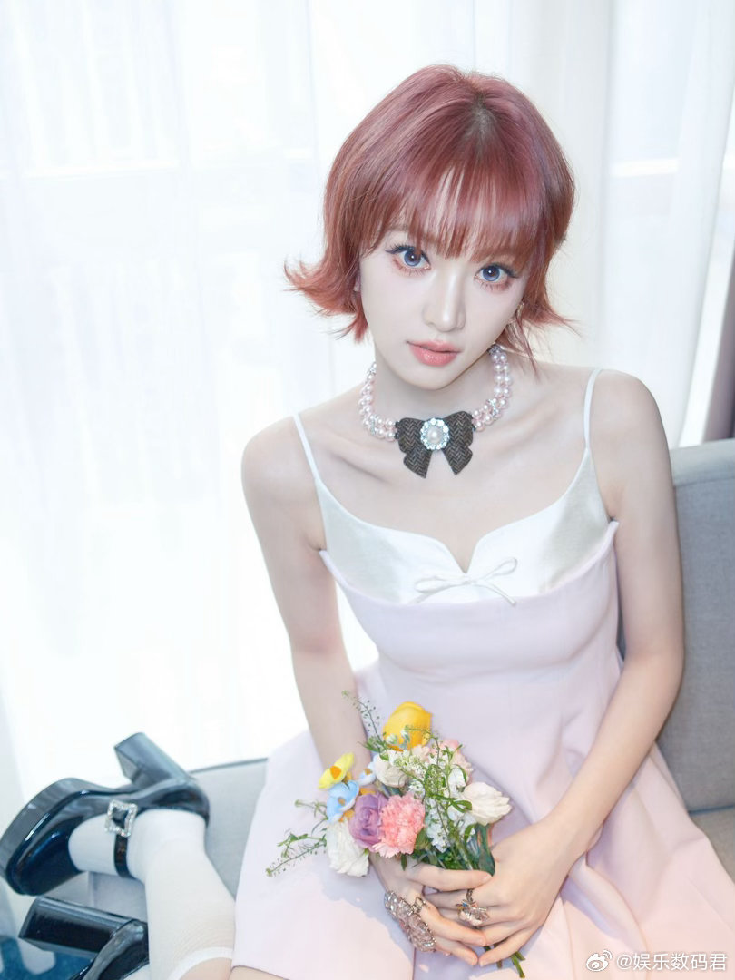 黄灿灿 我假唱过 说实话，敢在直播里说这种话，要么是太虎，要么是太真。黄灿灿显然