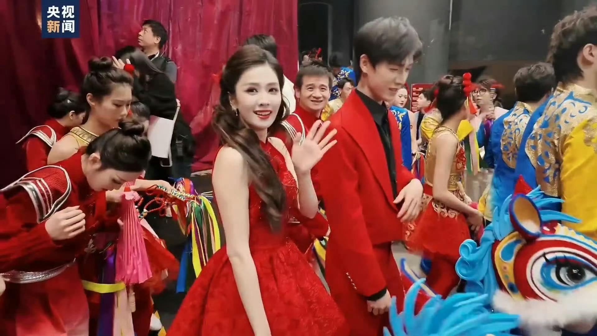 白鹿李昀锐春晚后台同框 ，红红火火 