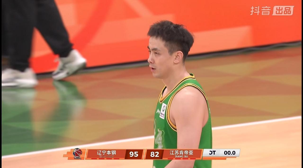 今晚辽篮和江苏的比赛太有节目效果了，喜剧氛围拉满。先是第四节最后1.2秒辽篮发边