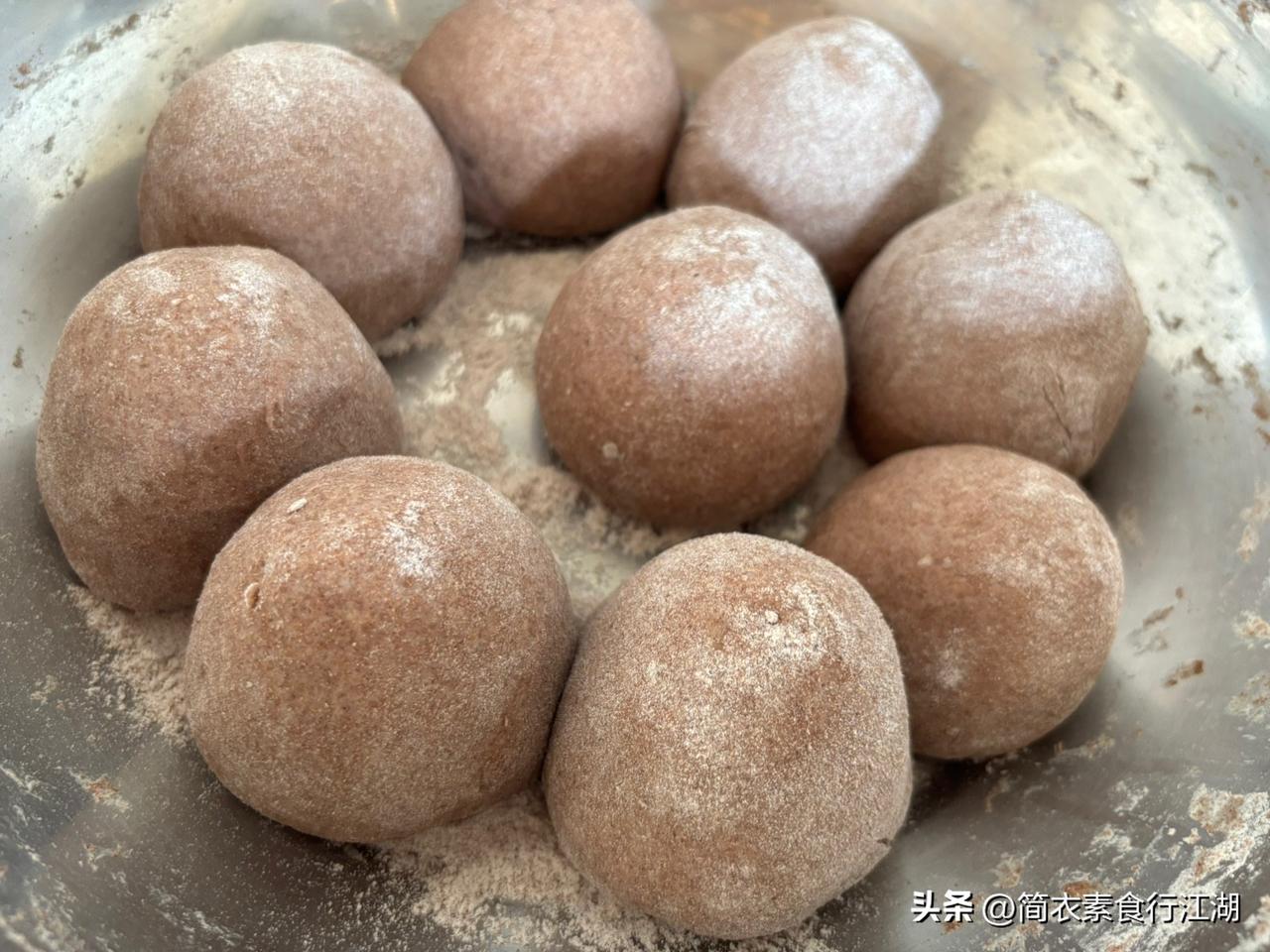 忙了了一个早上，汗流浃背的感觉真好。

一早起来，做了早餐吃完后，把菜地里的杂草