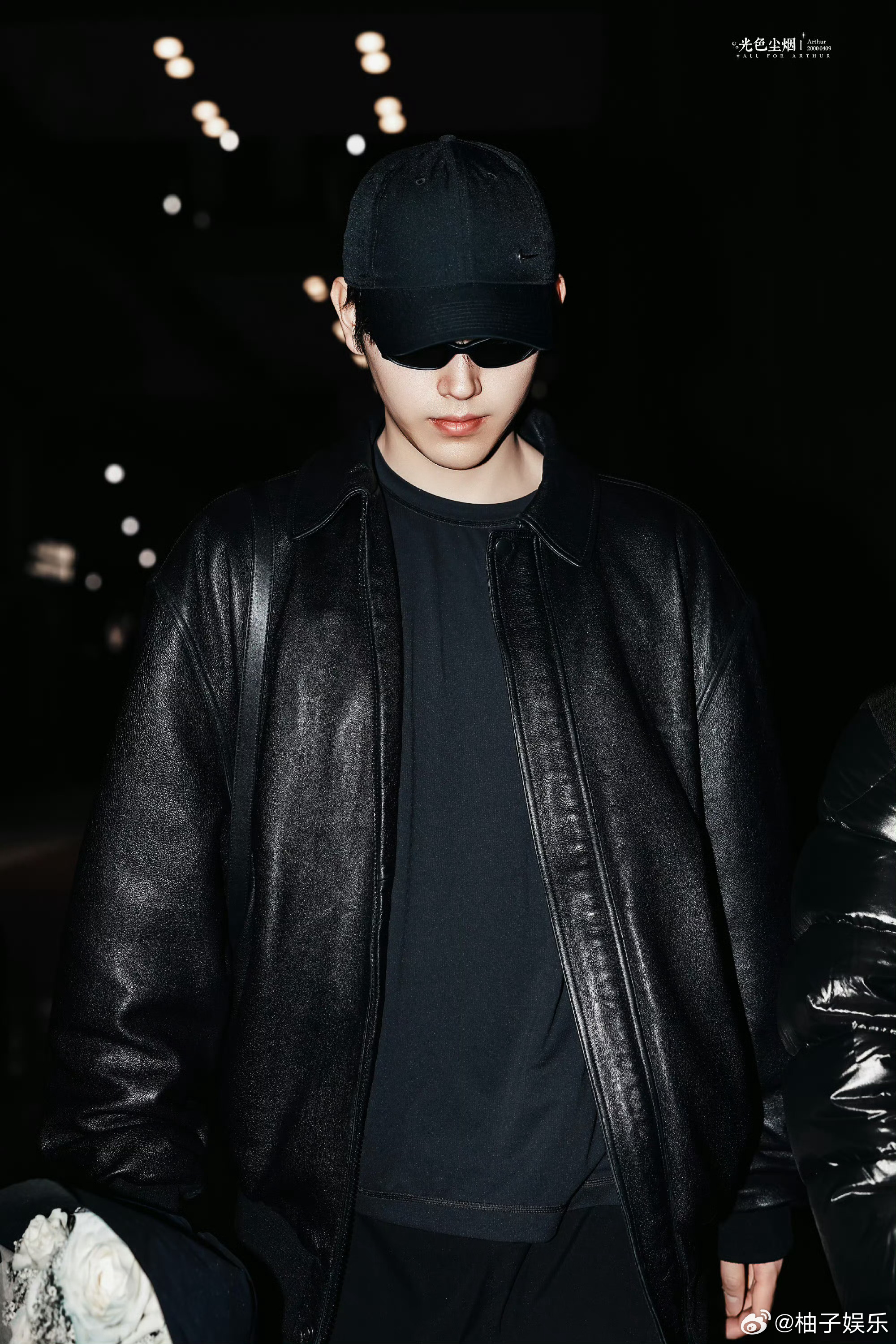 陈飞宇到达巴黎路透，皮衣+全黑造型好酷，期待看秀的新造型，燥候大帅哥闪耀巴黎！