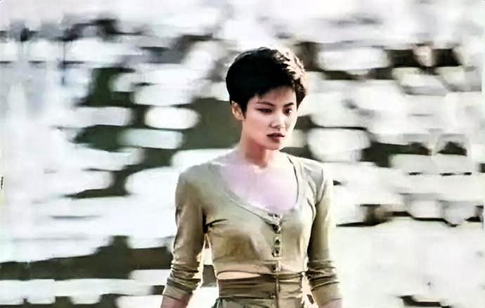 都以为王菲是唱歌封神的，其实她21岁的颜值和衣品，才是被严重低估的核wu器。
