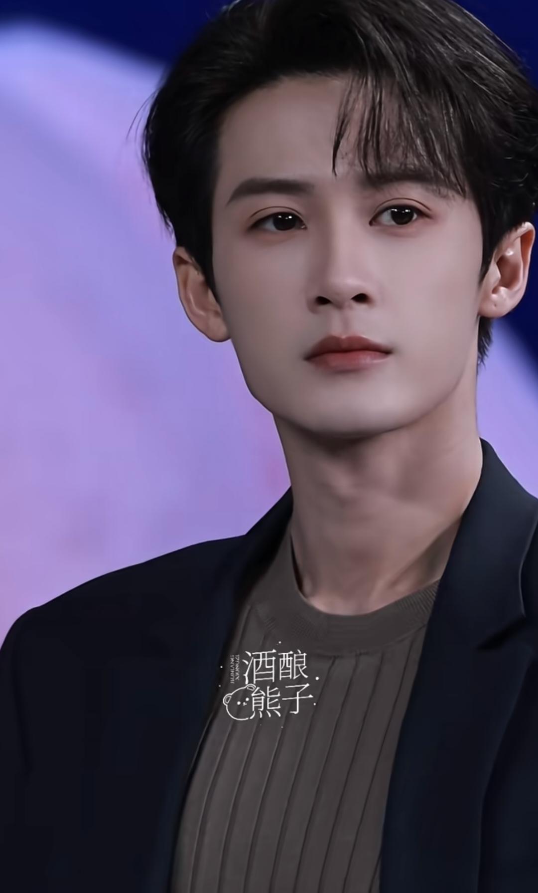 檀健次QQ巅峰之夜压轴红毯，状态好好！谢却山味儿的檀健次，今天檀老师的腰封好特别