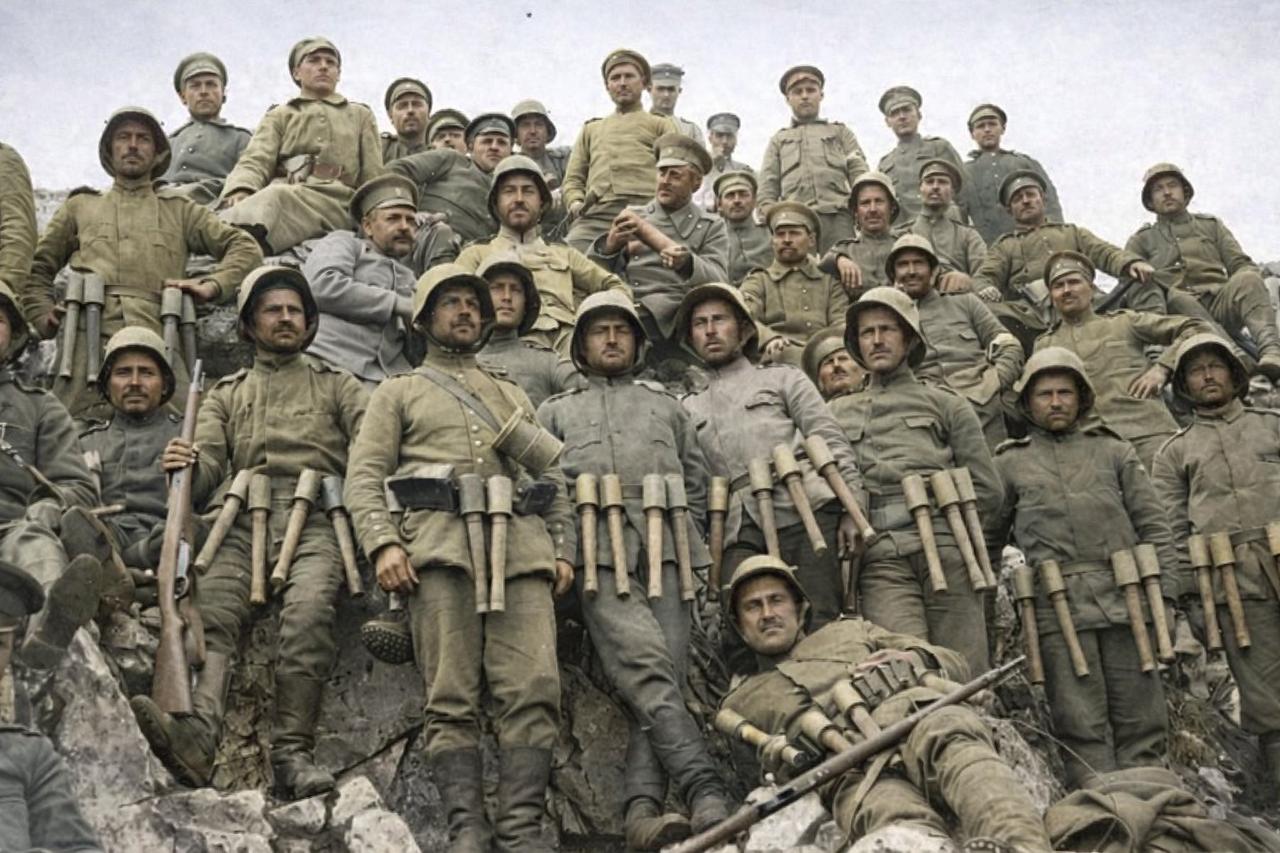 这张照片拍摄于萨洛尼卡前线，照片中的是保加利亚突击队，时间可能是 1917 年或