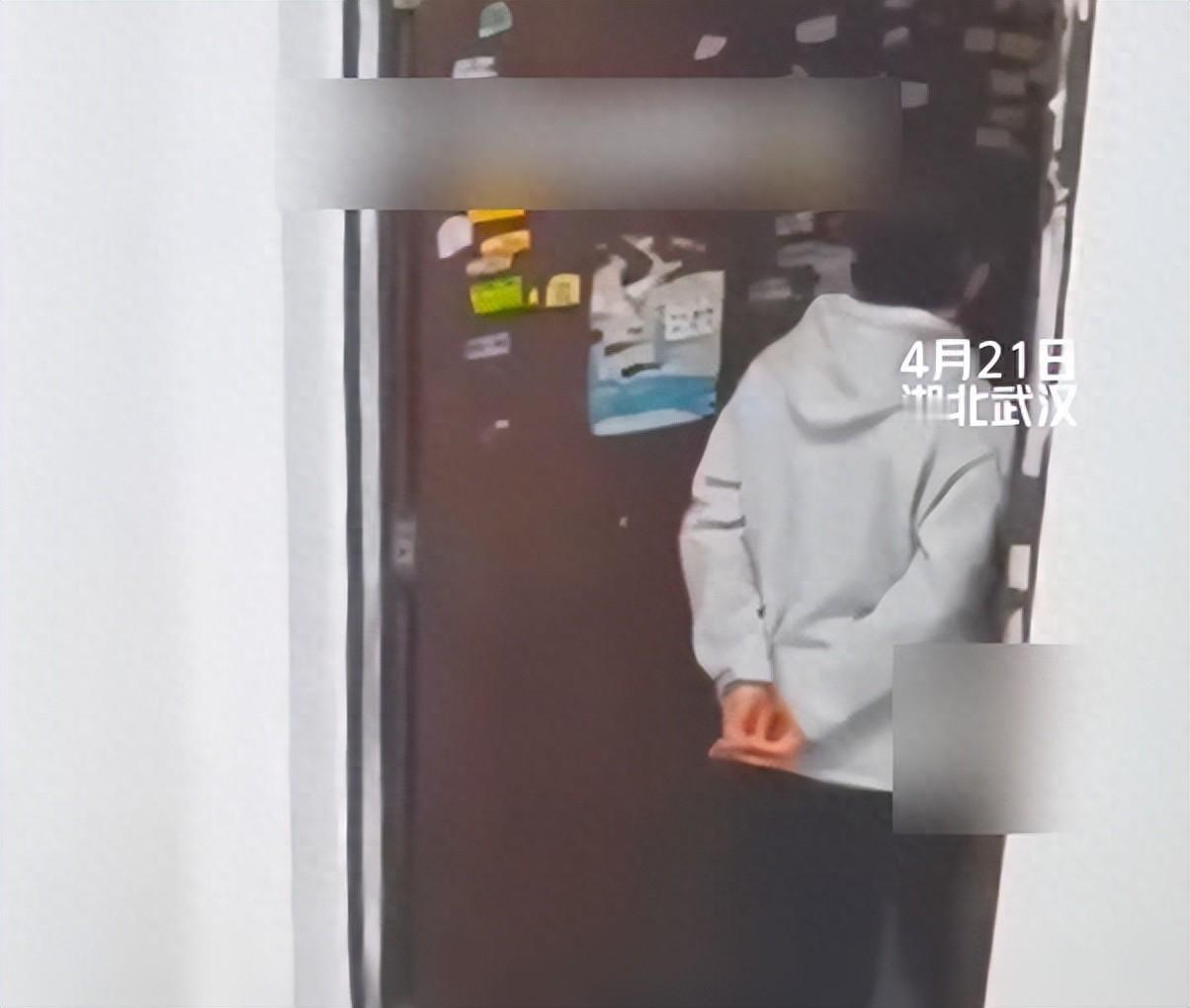 湖北武汉，黄女士准备出门，弯腰从门口拿起自己那双鞋。手一摸，里面湿湿的。她凑近看