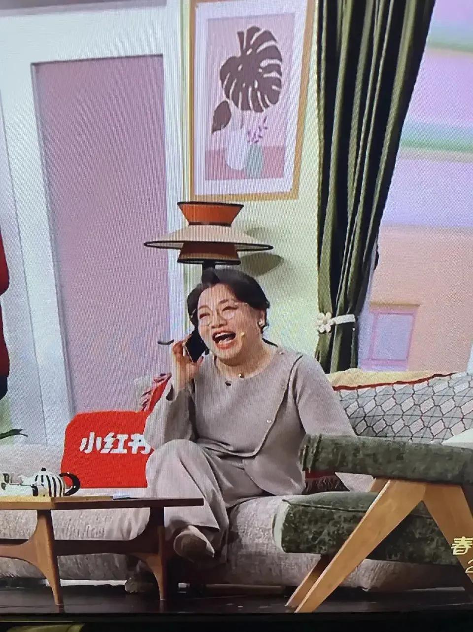 这个女的到底是有多大的资本？辽宁春晚，中央春晚，北京春晚都有，听说好像还是个外国