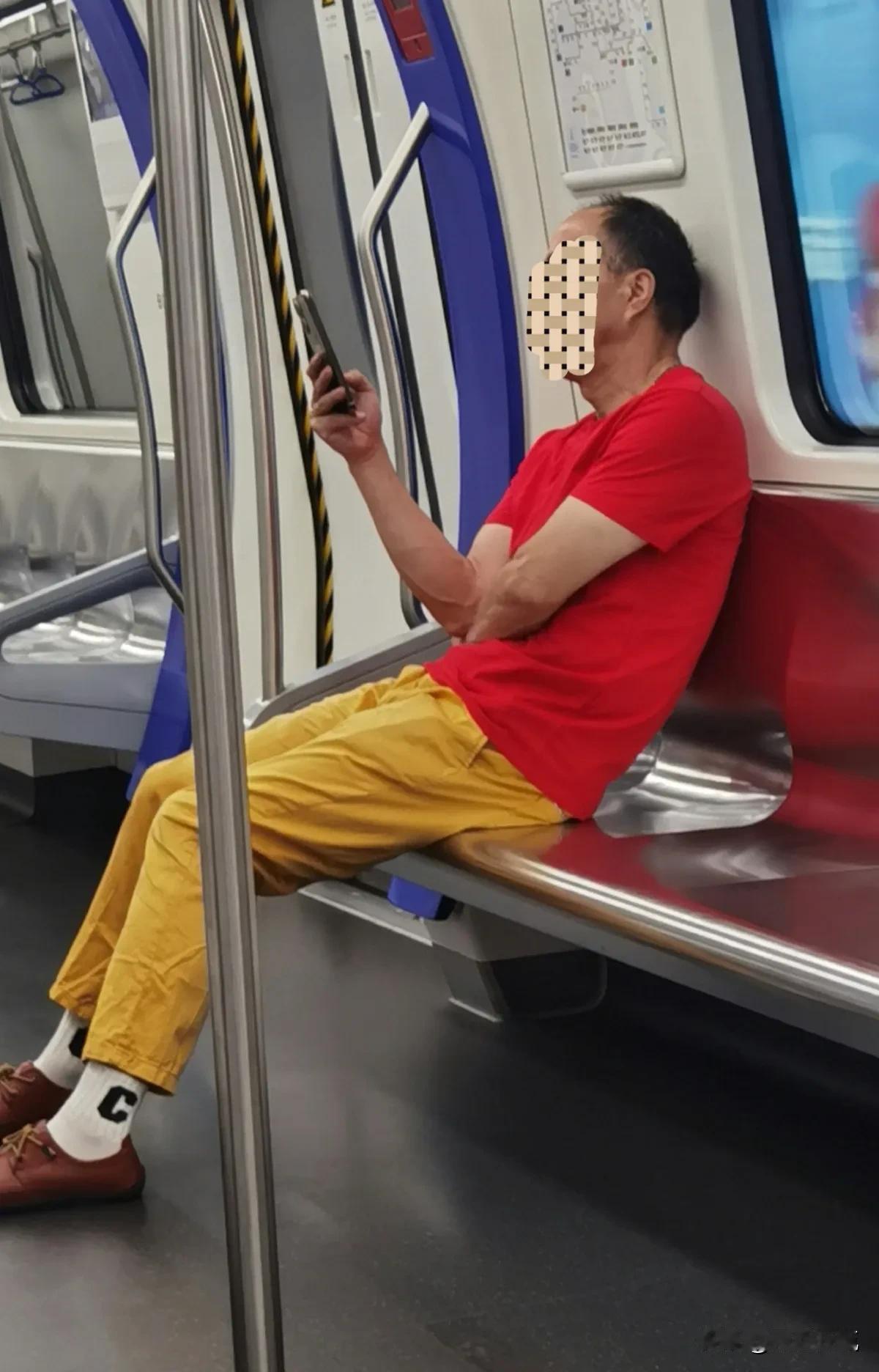 人的穿着要和年龄相符，所谓什么年龄段穿什么衣服，不能不顾年龄选择穿搭。
车厢内偶