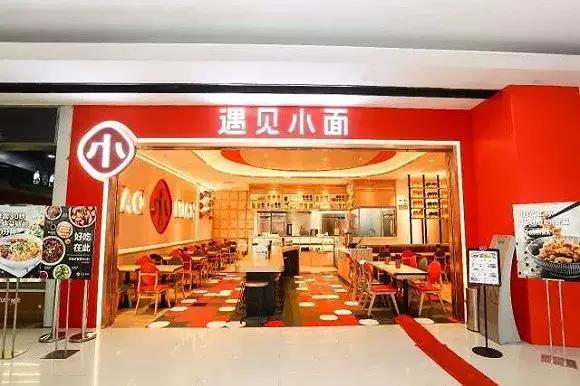 “遇见小面”为何引发公众反感不适呢？
一是，滥用诉讼。利用自己优势外包律所，对同
