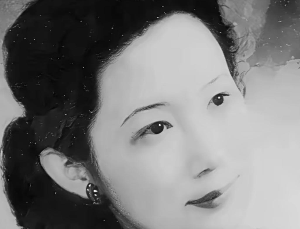 1920年代的云南，唐继尧的四妹唐芸赓眼光贼毒，嫌龙云个矮，嫌卢汉脸黑，偏就迷上