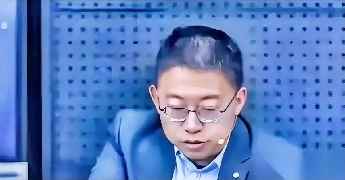 专家翻车名场面！

被问金主瞬间哑火

刚才还大谈行业趋势的王专家，一被追问“项